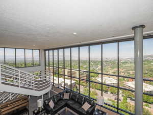 Sky Room / solarium with healthy amount of natural light