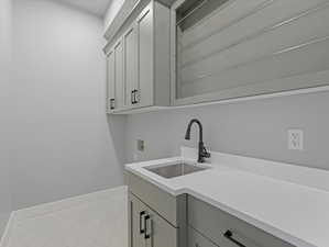 Laundry room with pull-down hanging rack