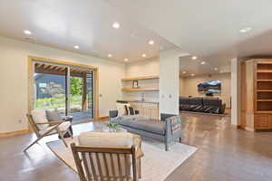 Living area with wet bar, recessed lighting, and baseboards