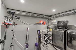 Laundry room with visible vents, recessed lighting, water heater, independent washer and dryer, and laundry area