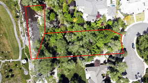 Aerial view of residential area featuring property parcel outlined
