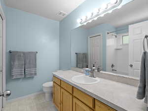 Primary bedroom en-suite bathroom