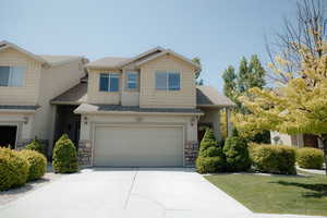 Great end unit townhouse right on the fairway in Sleepy Ridge.