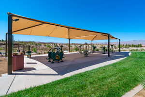 Surrounding community with a mountain view