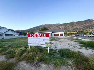 Exterior view of a mountain backdrop and driveway