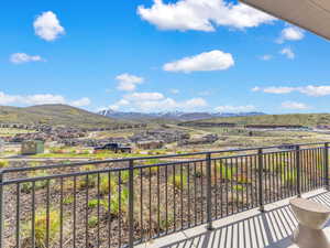 Balcony featuring a mountain view
