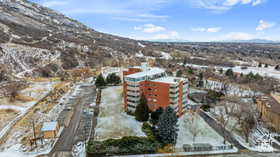 Aerial overview of property's location featuring a mountain backdrop