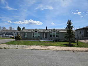 Manufactured / mobile home with a front yard