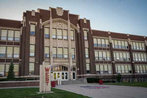 Walking distance to top rated schools and librarys