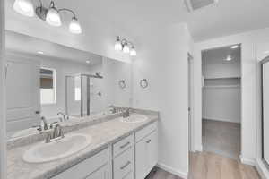 Picture of model Twain. Not of current listing.