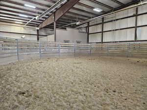 Indoor round corral