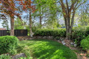 Many private areas built into landscaping