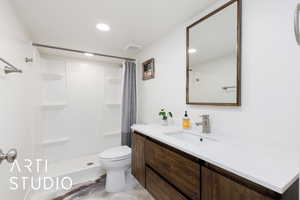 Full bath featuring a shower with curtain, toilet, vanity, and recessed lighting