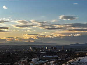 City view featuring a mountainous background