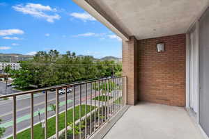Balcony with an Avenues view.