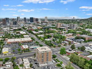 Walking distance to great supermarkets, restaurants, and shops.