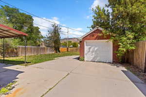 Detached garage with driveway