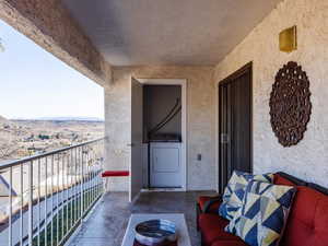 Balcony with washer / dryer and a mountain view