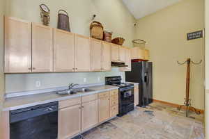 Club House Kitchen great space to utilize for holiday parties and large family reunions and gatherings.