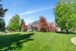 View of front facade with a front yard
