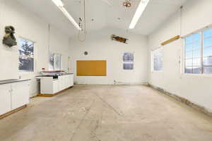 Workshop with workbenches and high ceilings