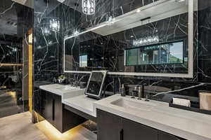 Primary en suite bathroom