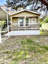 Manufactured / mobile home featuring a porch