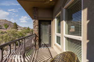 Balcony featuring a mountain view