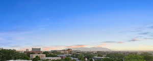 City view featuring a mountainous background
