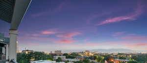 City view featuring a mountainous background