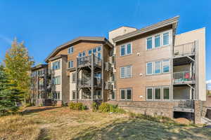 View of apartment building / complex with cooling unit
