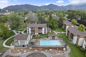 Bird's eye view of a pool area and mountains