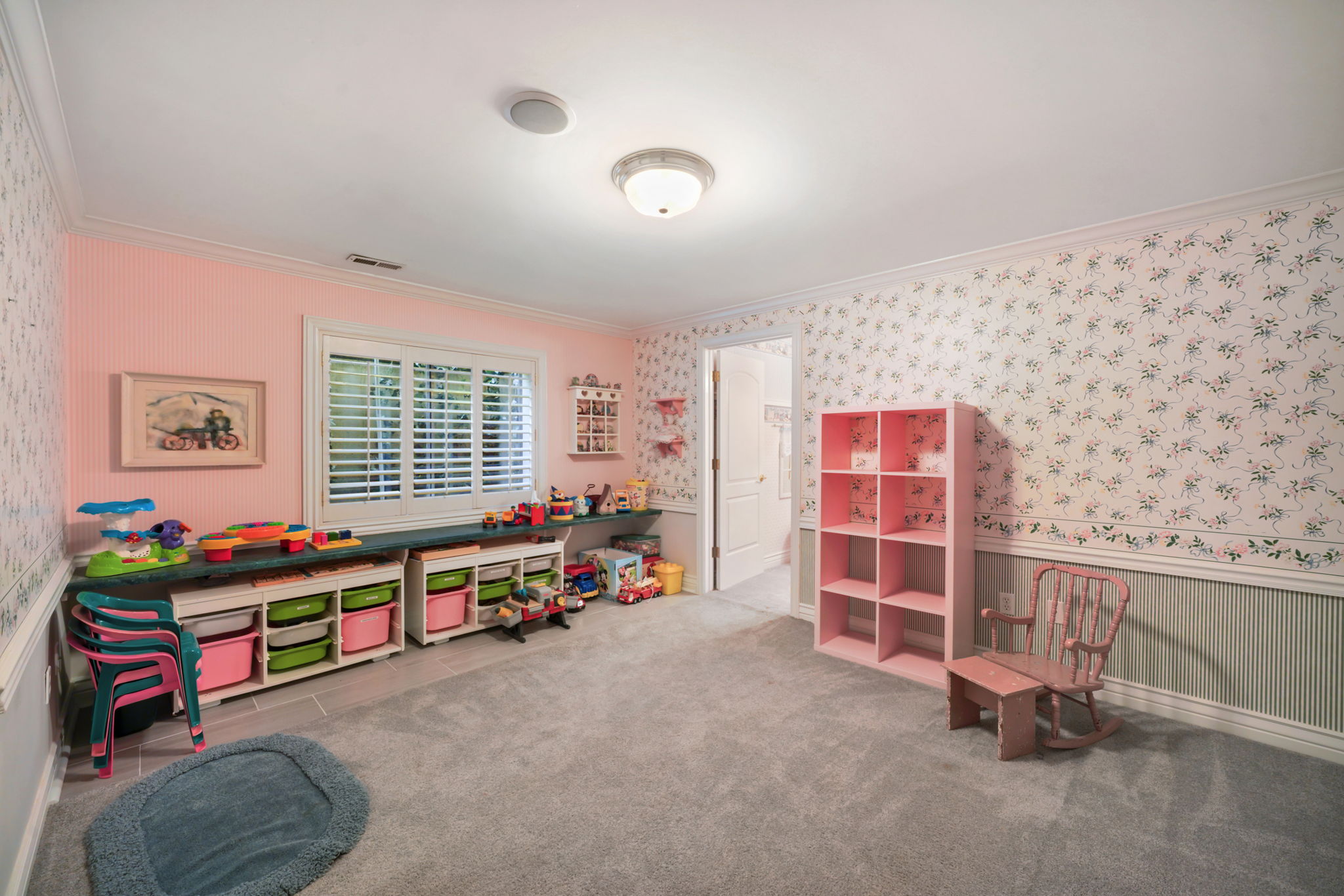 Recreation room with crown molding and wallpapered walls
