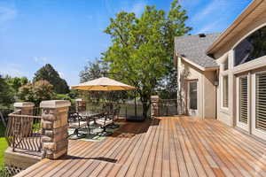 Deck with outdoor dining space