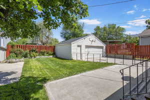 View of yard featuring an outdoor structure and a garage