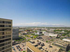 City view featuring a mountain backdrop
