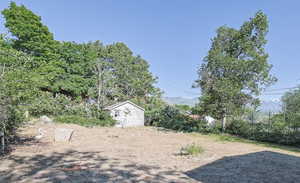 View of yard featuring an outdoor structure