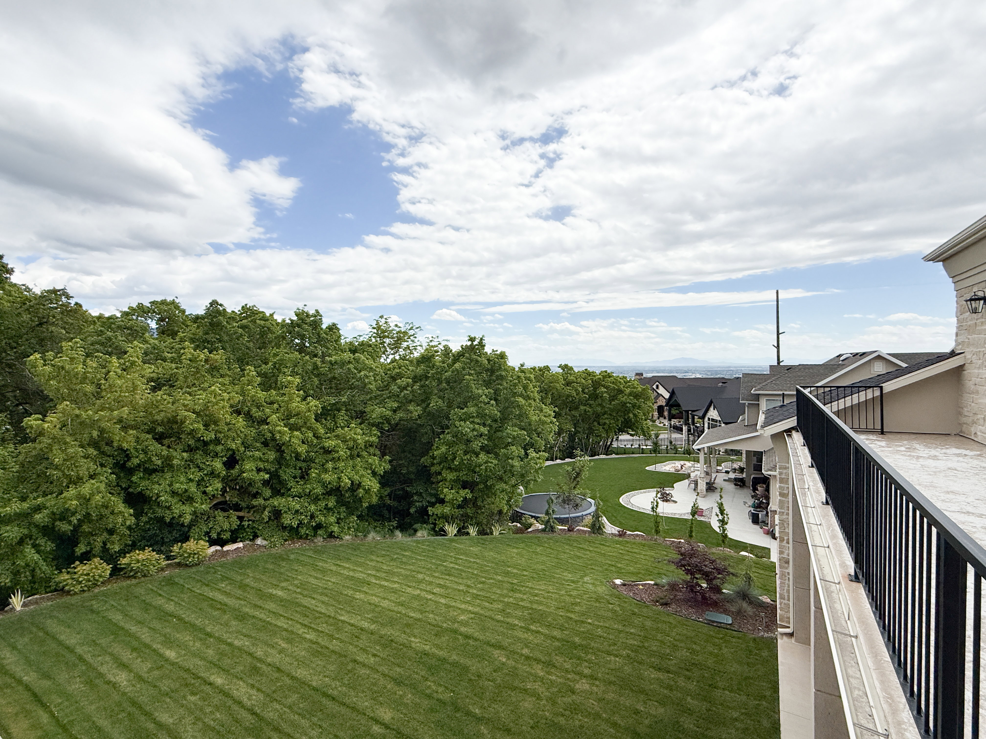 View of grassy yard