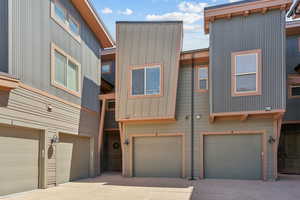View of front of house with a garage and driveway