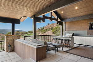 Built in outdoor kitchen and bar