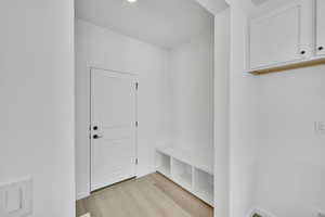 Picture of Model Hemingway. Not of current listing.