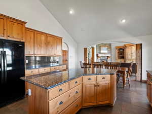 Kitchen island, arched entries, vaulted ceiling