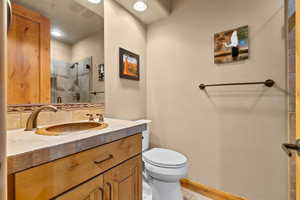 Full bathroom featuring tiled shower, vanity, tasteful backsplash, and recessed lighting
