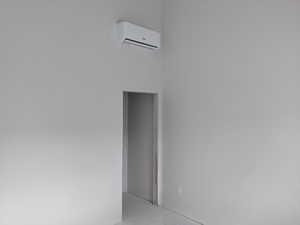 Unfurnished room featuring a wall mounted AC