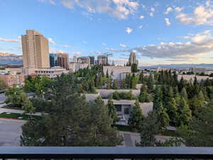 City view featuring a mountain backdrop