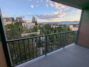 Balcony featuring a mountain view