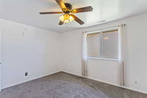 Unfurnished room with carpet and a ceiling fan
