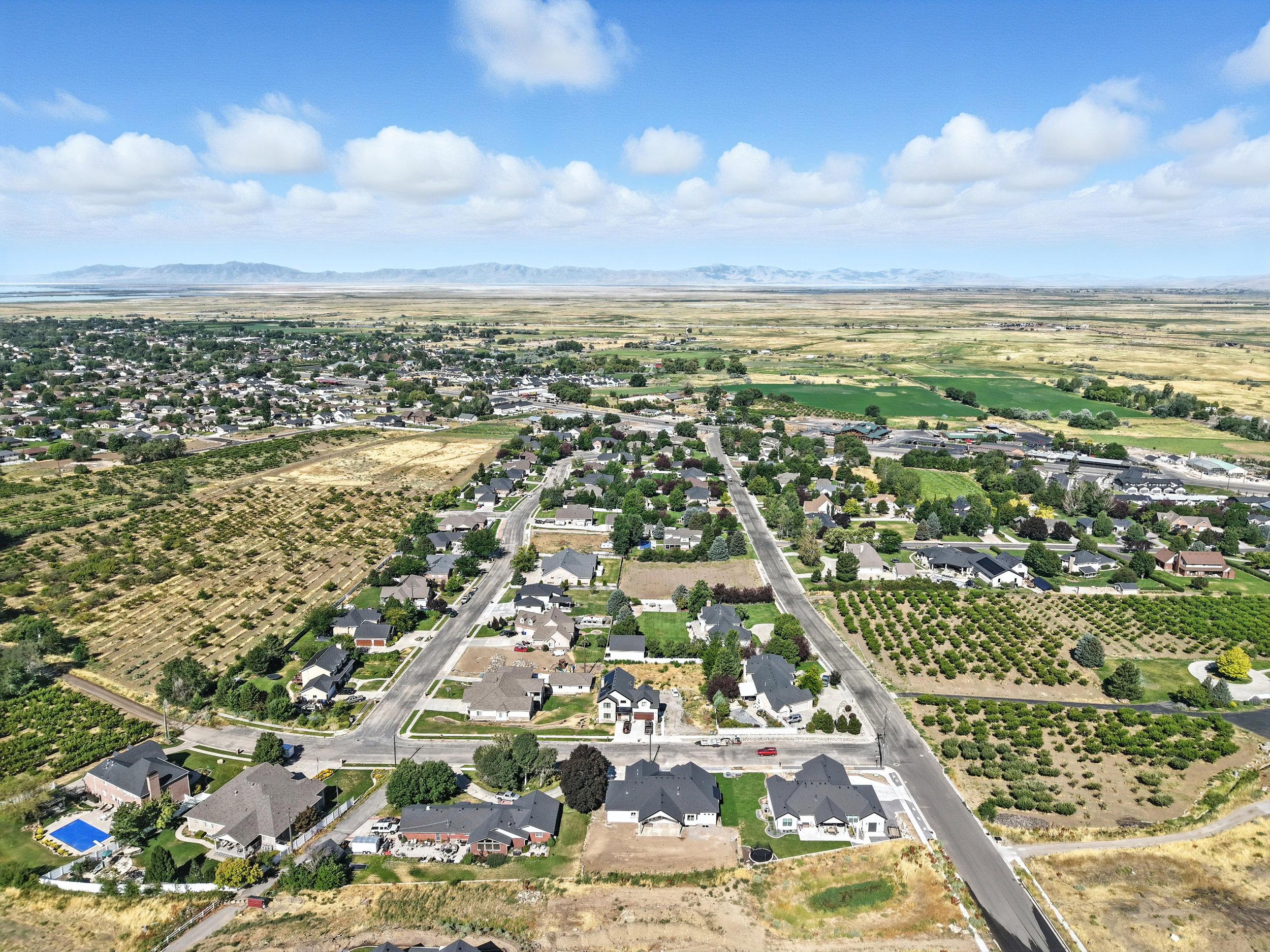 View of property location featuring nearby suburban area, mountains, and rural landscape