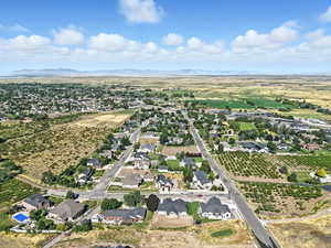 View of property location featuring nearby suburban area, mountains, and rural landscape