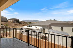 Balcony featuring a mountain view